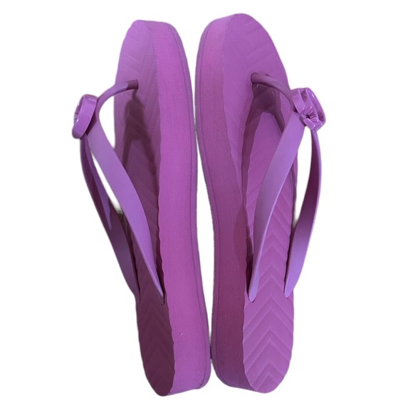 Gucci Pink Pascar Flip Flops in Chevron w/ Thong Styling & GC Signature Logo - Picture 7 of 11
